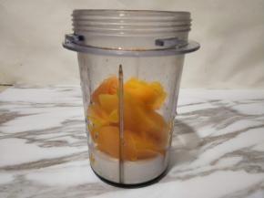 加入牛奶和芒果块。