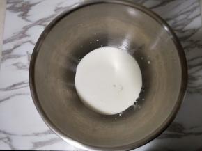 淡奶油加细砂糖打发。