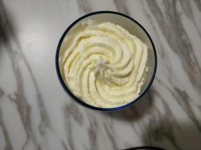 在打好的芒果冰沙上挤出花纹。