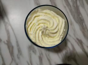 在打好的芒果冰沙上挤出花纹。