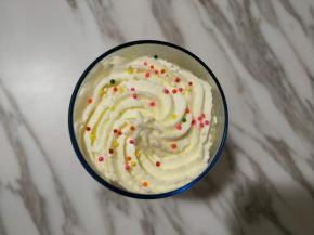 表面撒上糖珠。