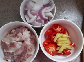 姜切大条。洋葱切丝，红椒切圈。