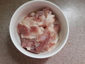 五花肉切大块。