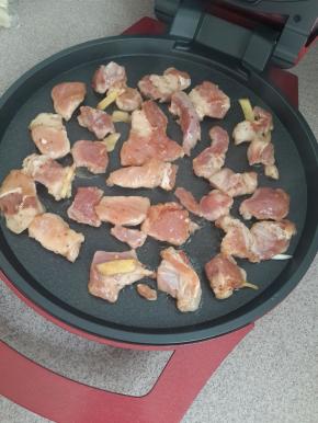 放入切好的肉块。