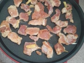 放入切好的肉块。