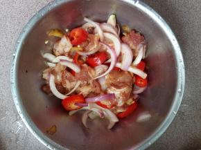 全部材料混合在一起。放入辣椒粉。生抽。耗油，盐，白糖，辣椒粉，橄榄油，用手抓均匀放冰箱腌制2小时入味。