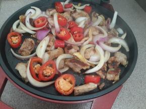 关掉上盘开关。打开放入洋葱和红椒。盖上盖子再烤至熟透即可。