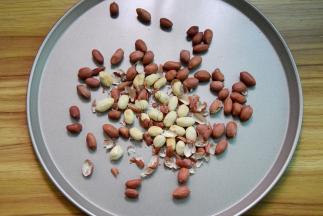 花生放烤箱180度烤8分钟，然后去衣