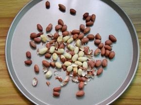 花生放烤箱180度烤8分钟，然后去衣