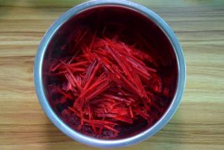 甜菜根去皮切成丝