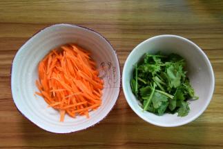 胡萝卜去皮切丝；香菜切段
