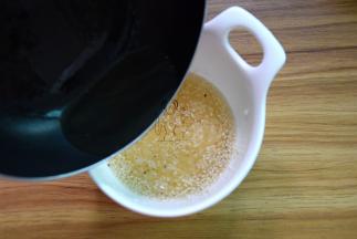 蒜拍碎，入碗中加熟白芝麻、醋、黑胡椒粉、盐，淋入热油