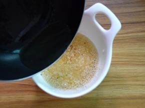 蒜拍碎，入碗中加熟白芝麻、醋、黑胡椒粉、盐，淋入热油
