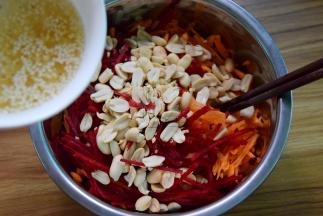 甜菜根丝、胡萝卜丝和花生拌匀拌匀，倒入料汁