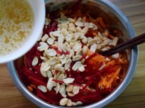甜菜根丝、胡萝卜丝和花生拌匀拌匀，倒入料汁