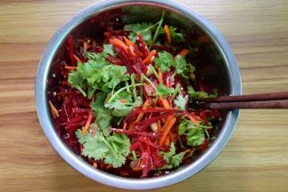 再加入香菜段一起拌均匀就好了