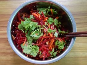 再加入香菜段一起拌均匀就好了