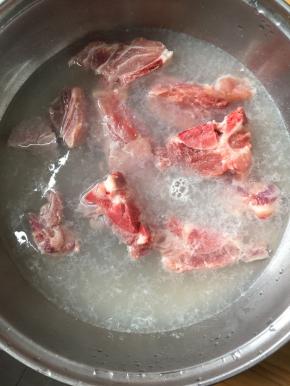 排骨洗净，放入锅里焯水去血水，去腥