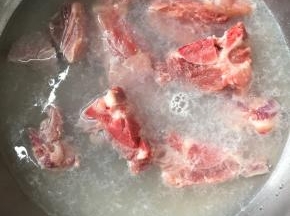排骨洗净，放入锅里焯水去血水，去腥