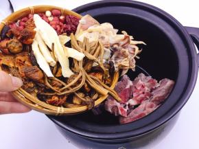 将排骨，所有配料一起倒入砂锅中