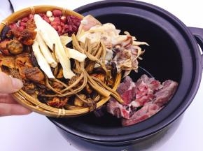 将排骨，所有配料一起倒入砂锅中