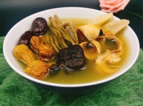 出锅时加入一点点盐调味即可