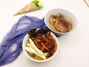 将墨鱼、姬松茸、茶树菇、淮山提前浸泡一个小时