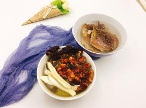 将墨鱼、姬松茸、茶树菇、淮山提前浸泡一个小时