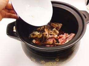 往砂锅里加入适量的清水