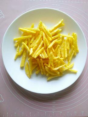 复炸一两遍之后，土豆条已成金黄色，就可以装盘备用了。