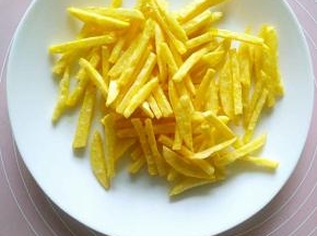 复炸一两遍之后，土豆条已成金黄色，就可以装盘备用了。