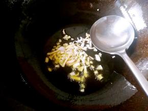 炒锅入油，加葱花姜丝爆香之后加少许热水