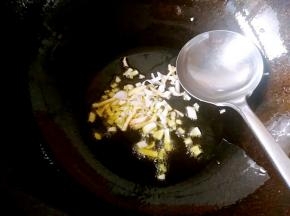 炒锅入油，加葱花姜丝爆香之后加少许热水