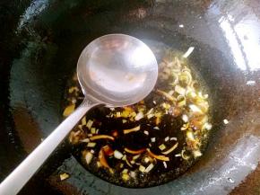 再加入少许酱油调色。