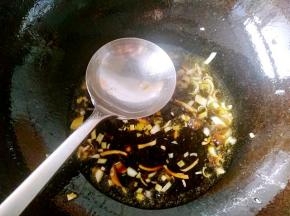 再加入少许酱油调色。