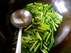 入蒜薹翻炒，加适量盐。