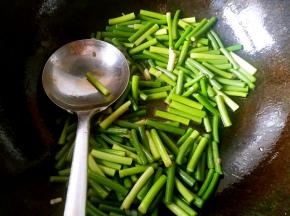 入蒜薹翻炒，加适量盐。