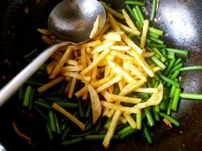 蒜薹炒到你满意的状态的时候入炸好的土豆条快速翻炒，至土豆条均匀的裹上汤汁即可，加少许味精就可以出锅了。