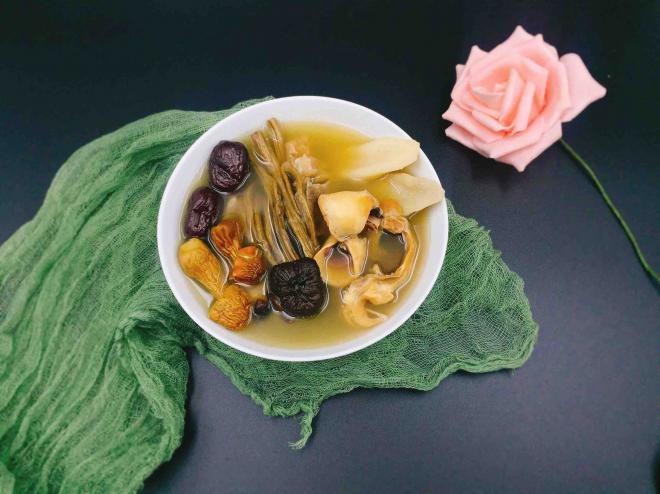 姬松茸茶树菇墨鱼汤