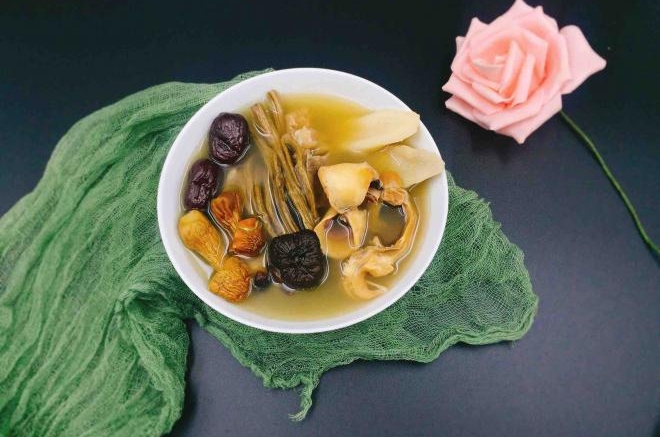 姬松茸茶树菇墨鱼汤