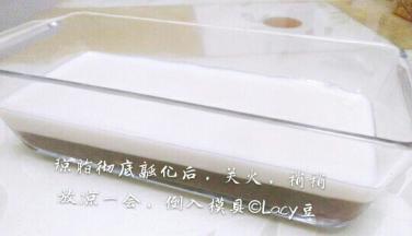 搅拌到琼脂完全融化，关火，稍稍放凉，用普通瓷勺背面缓缓引流到模具内。椰浆层冷却后，放入冰箱冷藏20分钟，表面凝固即可。