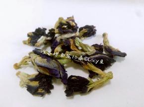 烧一壶开水，取400g开水泡蝶豆花，水会迅速变蓝，一直调到想要的颜色为止！蓝色深了加水，颜色太淡可以再加一两朵蝶豆花。