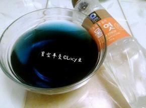 可以用一个透明玻璃碗试色。蓝水水量多，用白瓷碗容易误判颜色深浅。