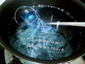 蝶豆花泡好的蓝水倒入奶锅中，加入水饴，开中大火，搅拌均匀后，水沸再加入泡软并沥干水的琼脂，搅拌至琼脂完全融化，关火，稍微放凉，再用勺子背面引流到模具内。动作要缓！