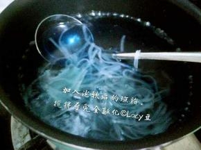 蝶豆花泡好的蓝水倒入奶锅中，加入水饴，开中大火，搅拌均匀后，水沸再加入泡软并沥干水的琼脂，搅拌至琼脂完全融化，关火，稍微放凉，再用勺子背面引流到模具内。动作要缓！