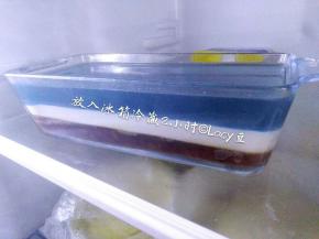 冷却后，放入冰箱冷藏2小时至凝固。
小贴士:
①蓝色层较厚，水分多，凝固时间耗时长一些。
②手法好的可以引流分层，手巧的直接进入顶层的制作，可以跳过这一步。