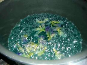 将泡过水的蝶豆花与110g水（110g可包含之前剩余的蓝色茶水）倒入奶锅，煮沸，蓝色会更深。