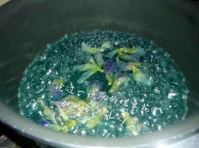 将泡过水的蝶豆花与110g水（110g可包含之前剩余的蓝色茶水）倒入奶锅，煮沸，蓝色会更深。