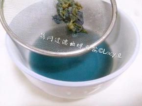 用筛网过滤出蝶豆花。