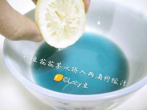 滴2滴柠檬汁到过滤后的蝶豆花蓝水中。